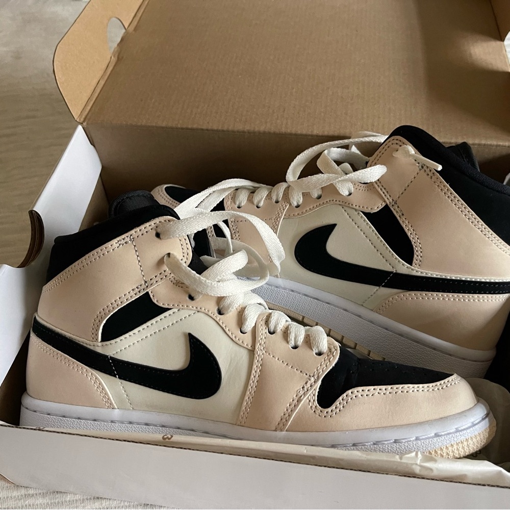Women’s Air Jordan 1 MID